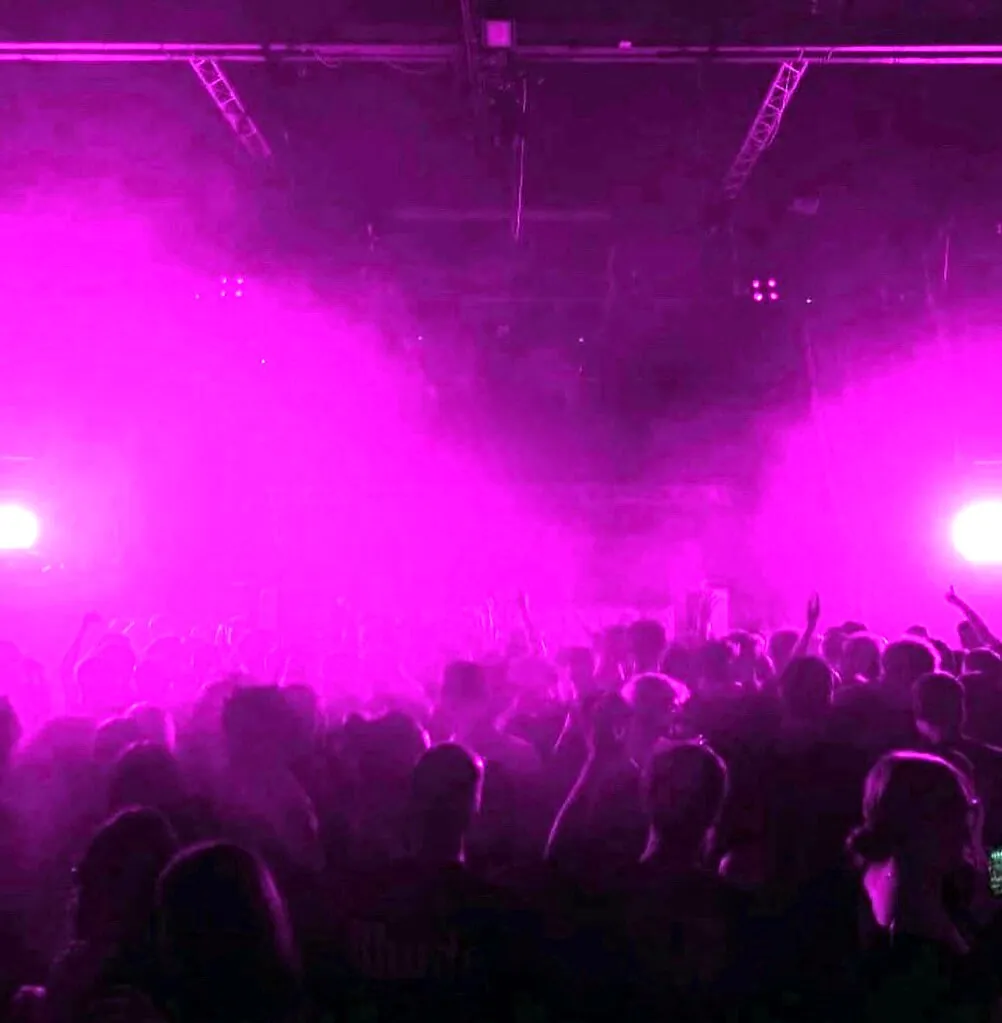 L'atmosfera dentro il Totem Club